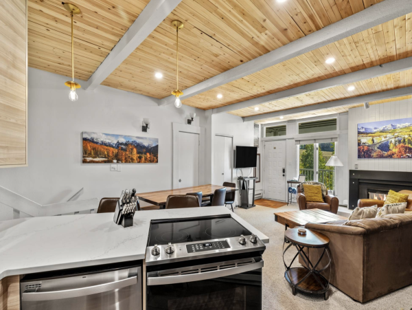 300 yards to the Slopes Sleeps 6 3 miles to Downtown
